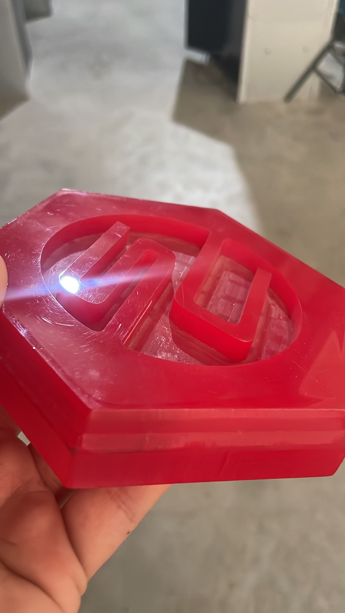 Pieza de acrílico rojo mecanizada
