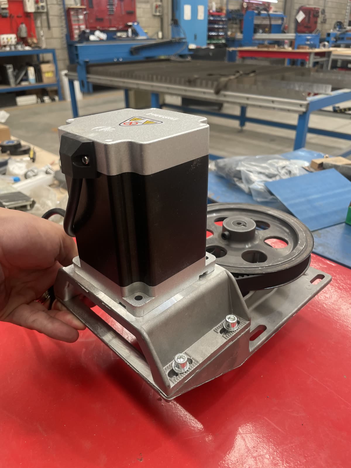Integrante del equipo de Starcam trabajando con un variador