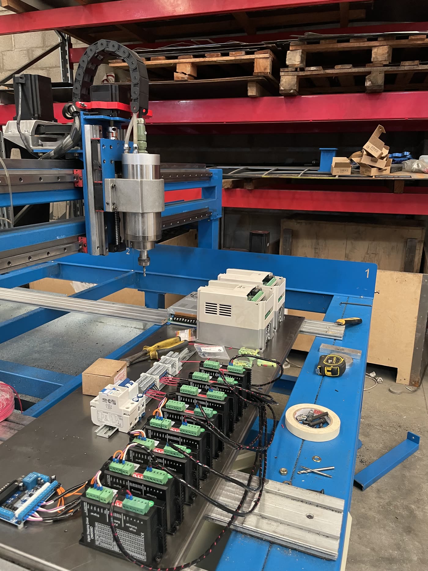 Planta de Starcam con equipos en producción