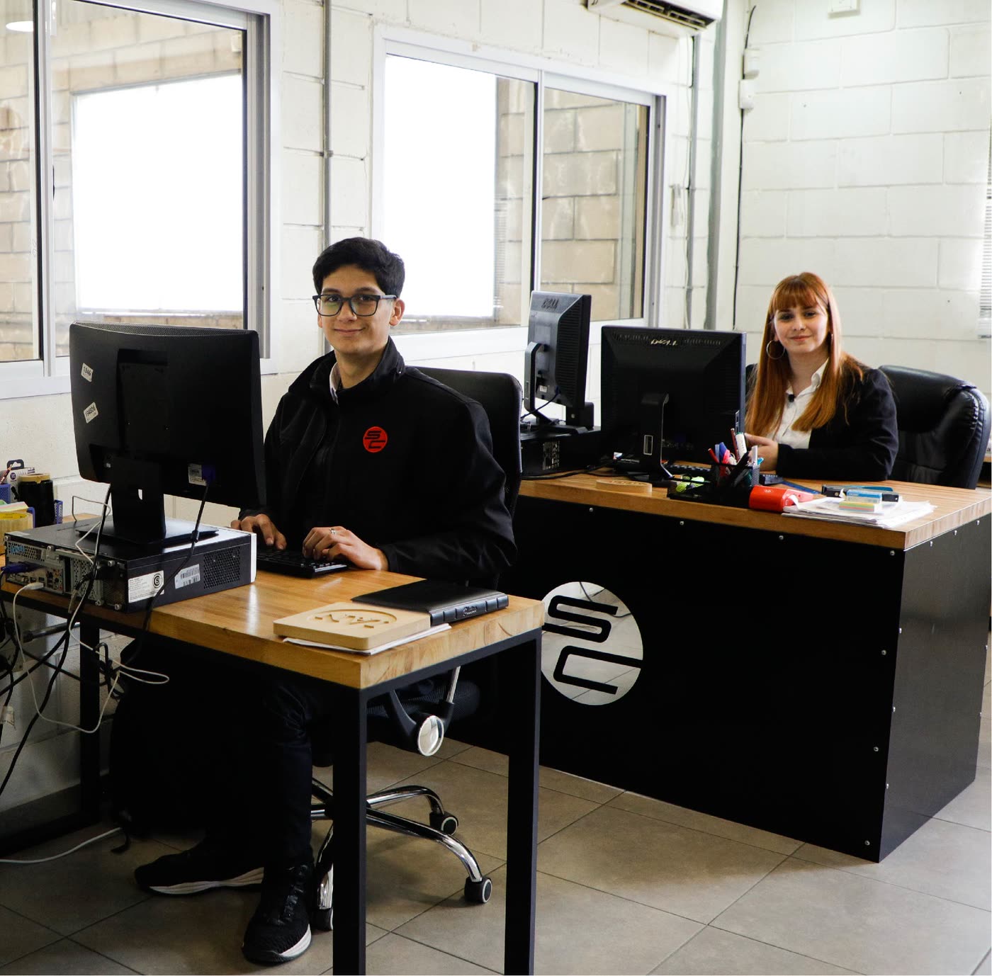 Parte del equipo de Starcam en las oficinas de la planta